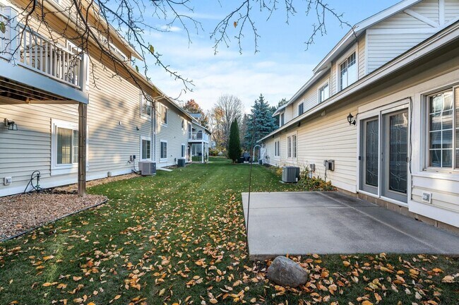 Building Photo - rare woodbury upgraded 3 bedroom end unit townhouse!! One level living!