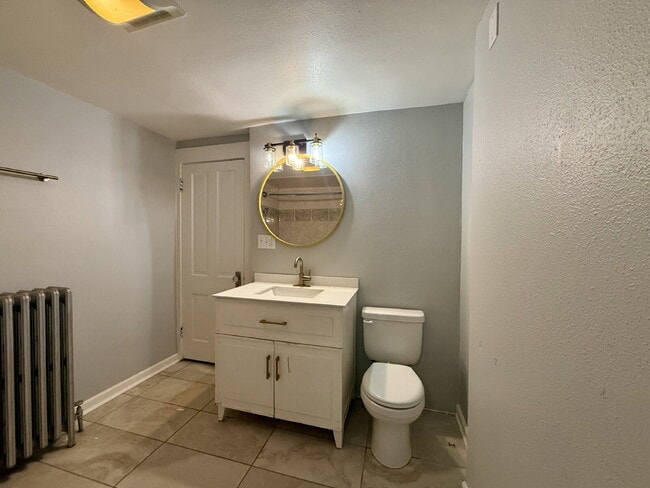 Building Photo - Large 2 bedroom, 1 bath for rent.