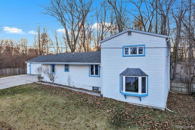 Building Photo - 8165 Leonard Dr