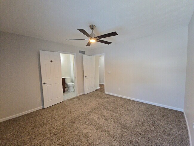 Building Photo - 4 Edam Ct