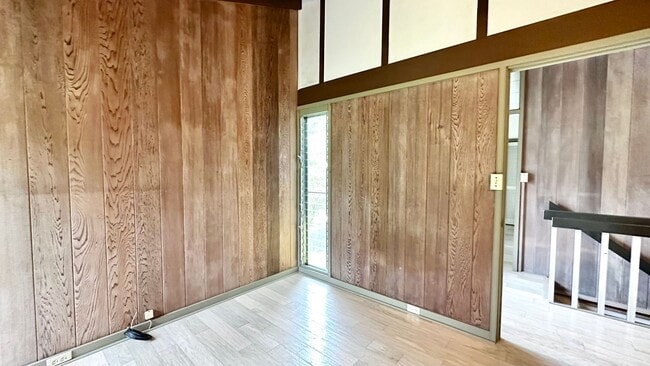 Building Photo - Spacious 3 BED/3 BATH Classic Maunawili Ho...