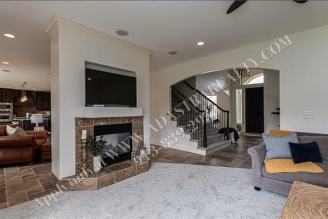 Building Photo - Gorgeous 5 Bed 5 Bath Home in Olathe-Comin...