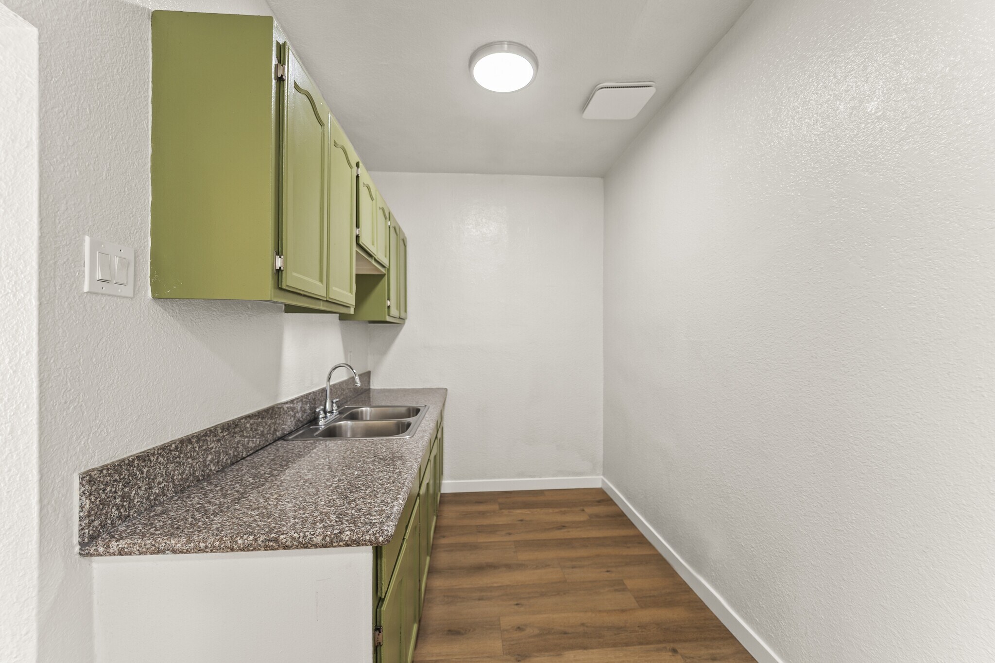 Building Photo - 5391 Huntington Dr N