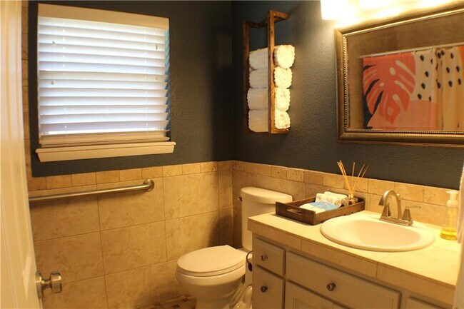 Building Photo - 4 Tilbury Ln