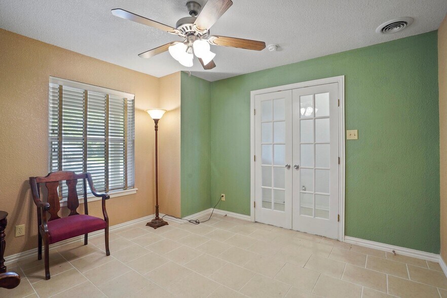 Building Photo - 205 Teeter Dr