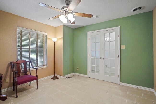 Building Photo - 205 Teeter Dr