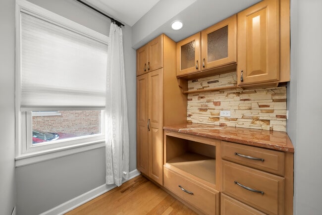 Building Photo - 7432 W Ainslie St