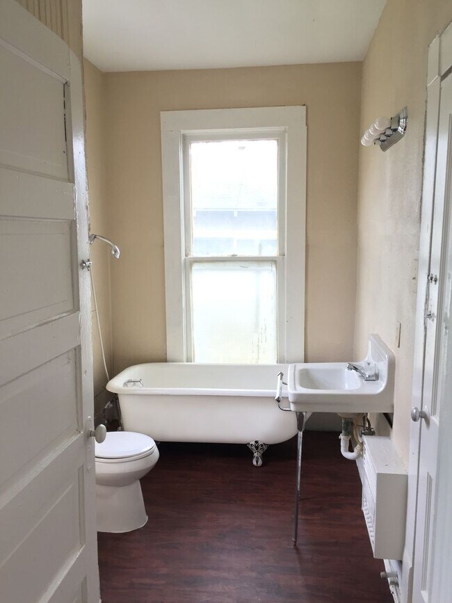 Building Photo - Prime Location, Endless Potential 3BR/1BA Haven