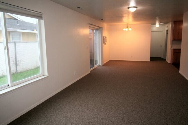 Building Photo - **Winter Special** 2 bed 1 bath duplex