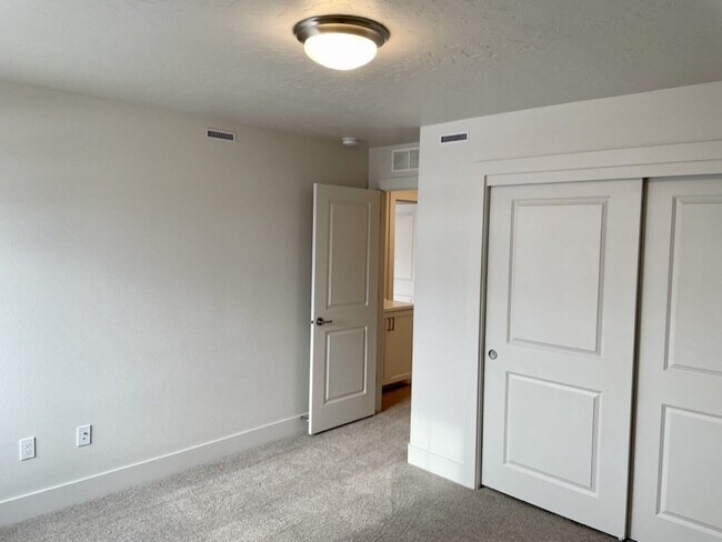 Building Photo - "Spacious 4-Bedroom Home on East Caldera Street with 2.5 Baths and 2,498 Sq Ft of Comfort in Meri...