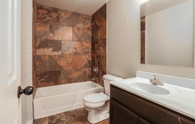 Building Photo - Center Way Apartments 2BDR - 1 BATH
