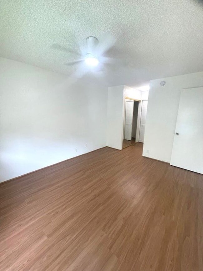 Building Photo - Recently Renovated 2 Bedroom / 1 Bath in K...