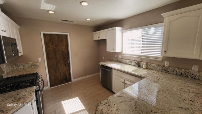 Building Photo - Immaculate 3 Bedroom 2 Bath House locate w...