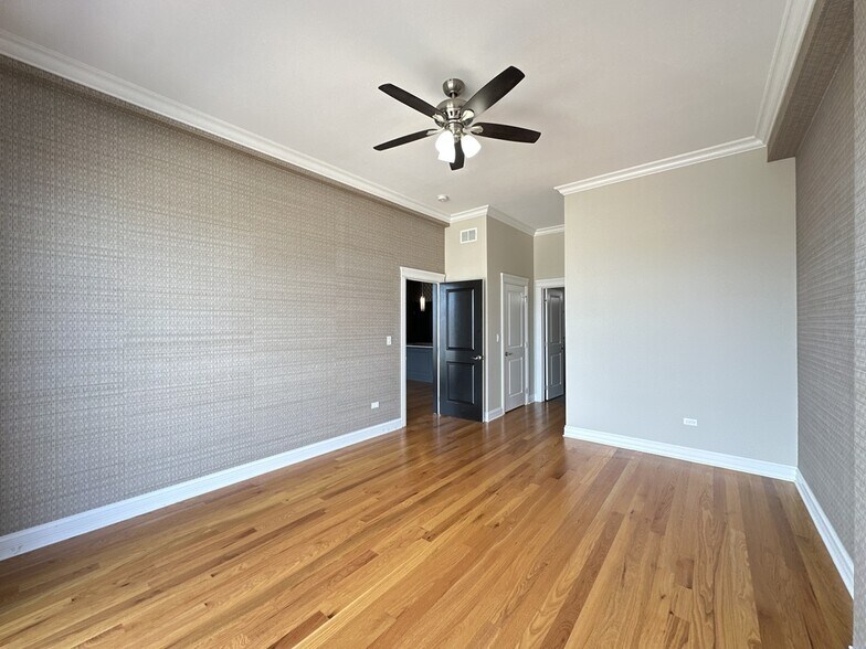 Building Photo - 520 S Western Ave