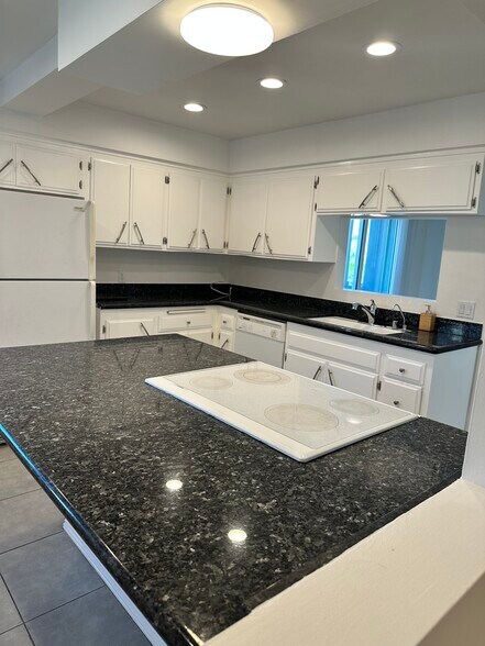 Building Photo - 24 Lighthouse St