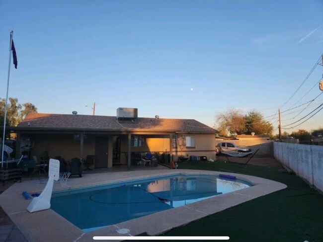 Building Photo - 2829 W Marshall Ave