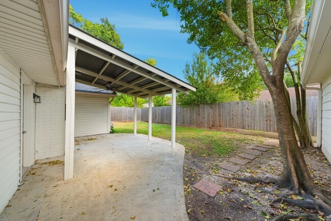 Building Photo - 2502 Hollow Hook Rd