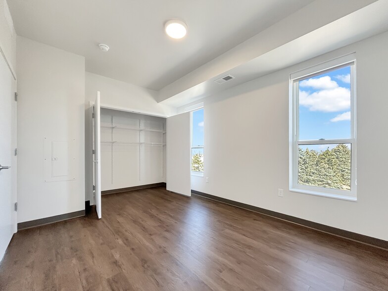 Building Photo - Bluestem