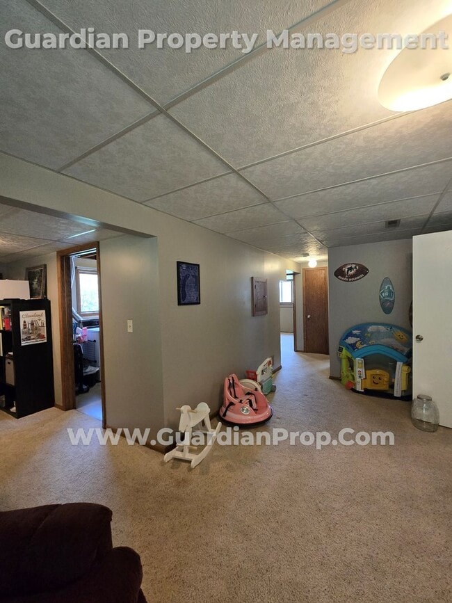 Building Photo - Split Level Home in Roseville Available 8/...
