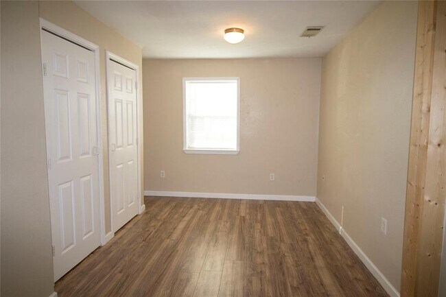 Building Photo - 20 White Oak Dr
