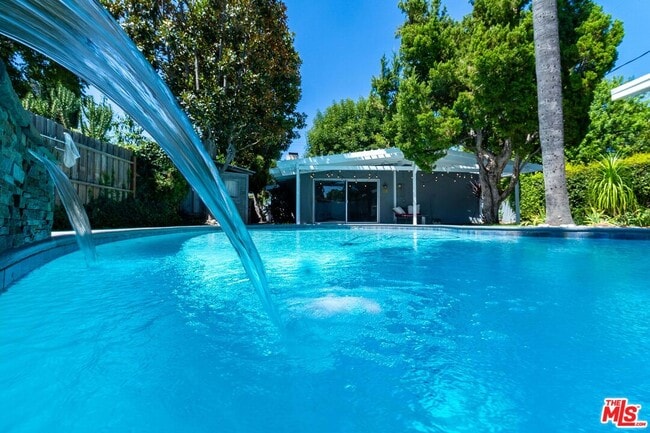 Building Photo - 5652 Fallbrook Ave