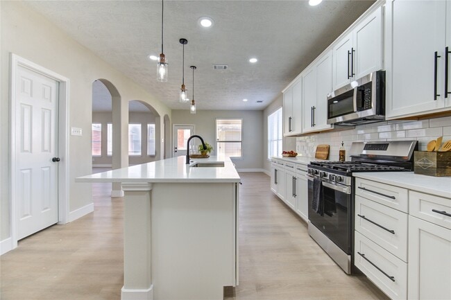 Building Photo - 5512 Canyon Bluff Ln