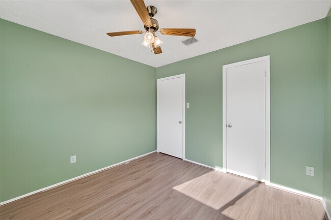 Building Photo - 8462 Leawood Blvd