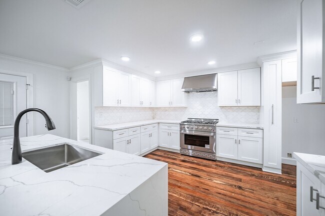 Building Photo - 10038 Westview Dr