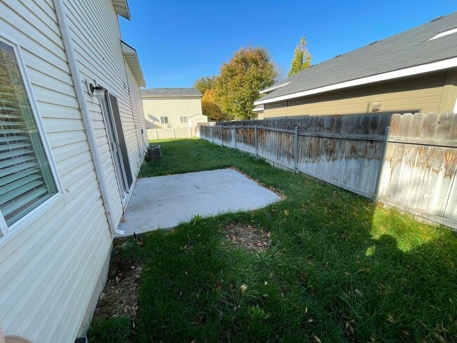 Building Photo - Ready Now / 4 Bed PLUS Large BONUS ROOM and 2.5 BA great spacious home!