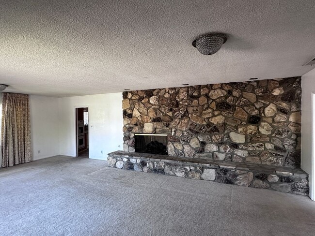 Building Photo - HOUSE