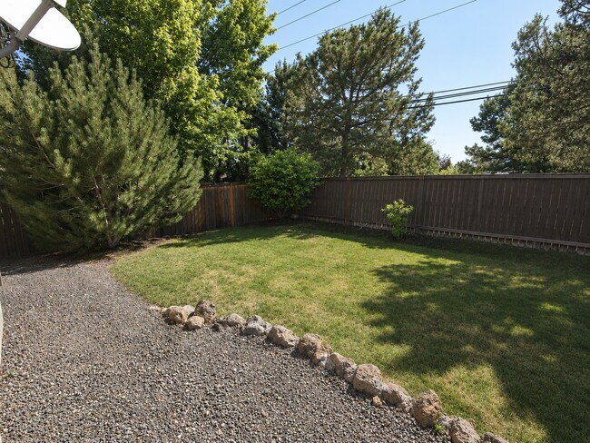 Building Photo - Spacious 3BR Home with Private Yard Near Alpenglow Park