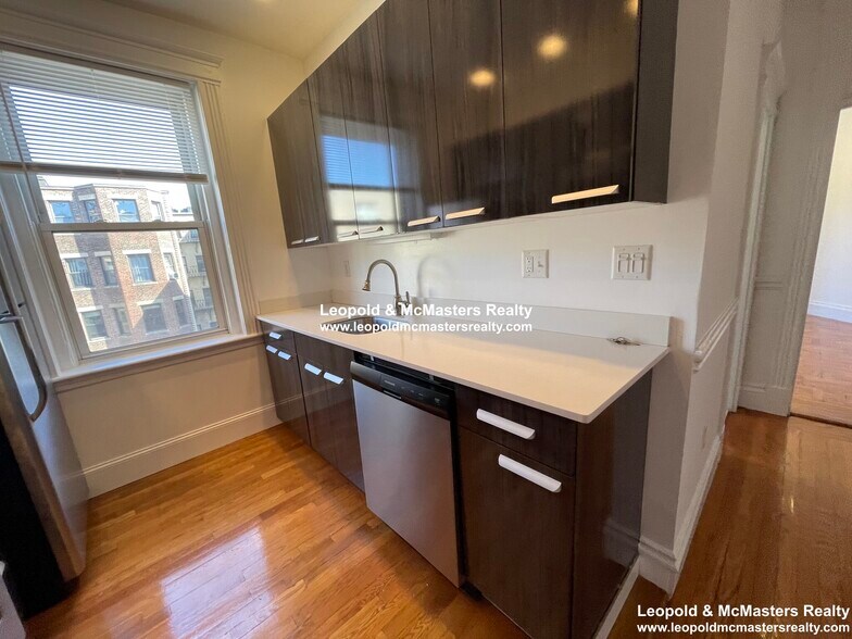 Building Photo - 52 Queensberry St