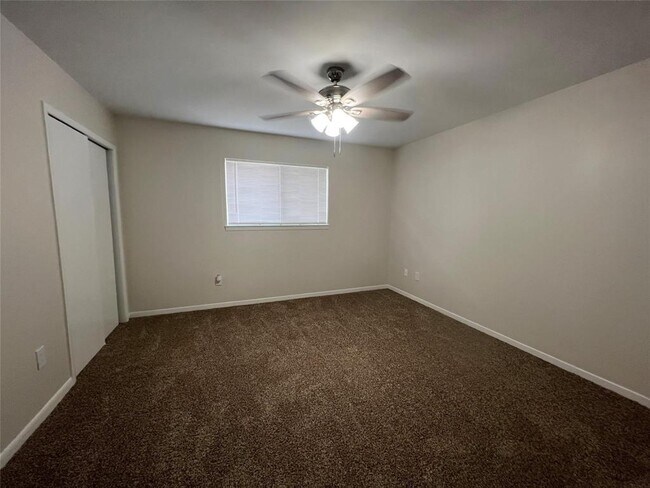Building Photo - 500 Willow Dr
