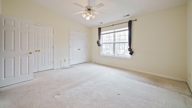 Building Photo - Bright and sunny 2 bed/2.5 bath townhome in great Durham location!