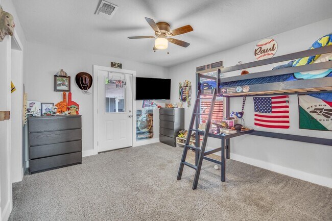 Building Photo - 2302 Hoskins Dr