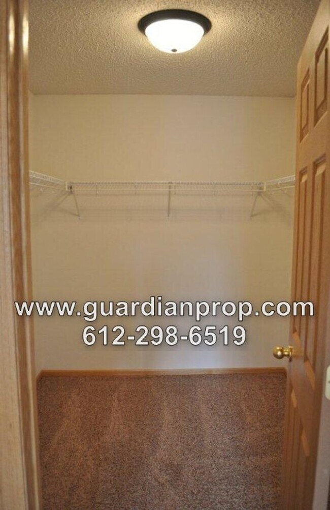 Building Photo - Townhouse Available July 1, Open Floor Pla...