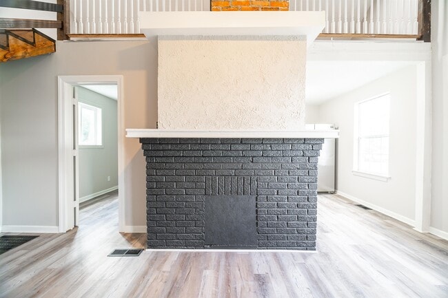 Building Photo - 465 Brehl Ave