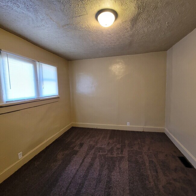 Building Photo - Near NW-Riverside 4BR/2BA House for RENT!