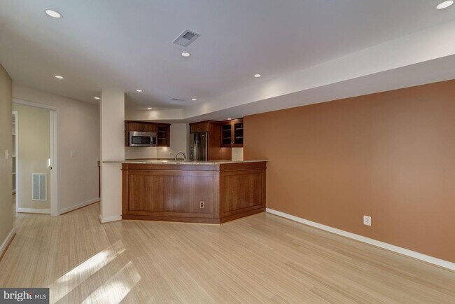 Building Photo - 1325 Darnall Dr