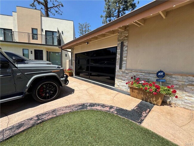 Building Photo - 10658 Fullbright Ave
