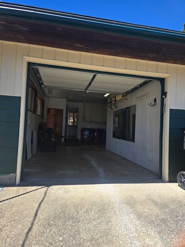 Building Photo - Spacious North Tacoma Rambler