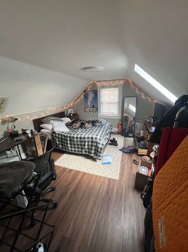 Building Photo - Five Bedroom Available for 26-27 School Year!