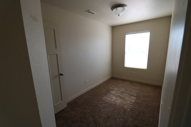 Building Photo - Beautiful 3 bed 2.5 bath townhome in Vineyard
