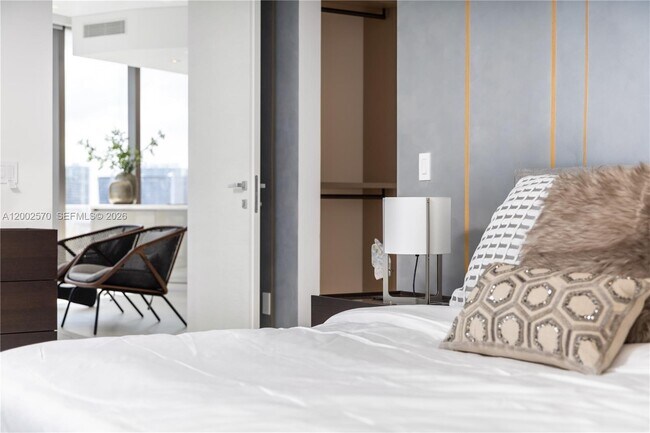 Building Photo - 18975 Collins Ave