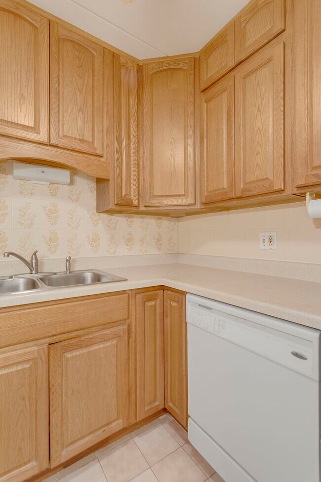 Building Photo - 2505 Spring St