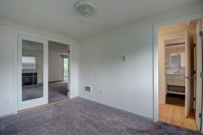 Building Photo - 3 bedroom/3 Bathroom House- In Town with Large yard