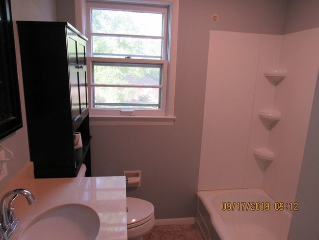 Building Photo - SECTION 8 ACCEPTED - 4550 S Keystone Ave