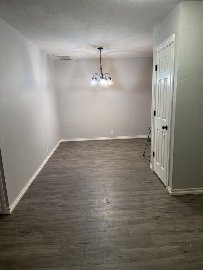 Building Photo - Charming Corner-Lot Duplex in the Heart of Yukon – Available Now!