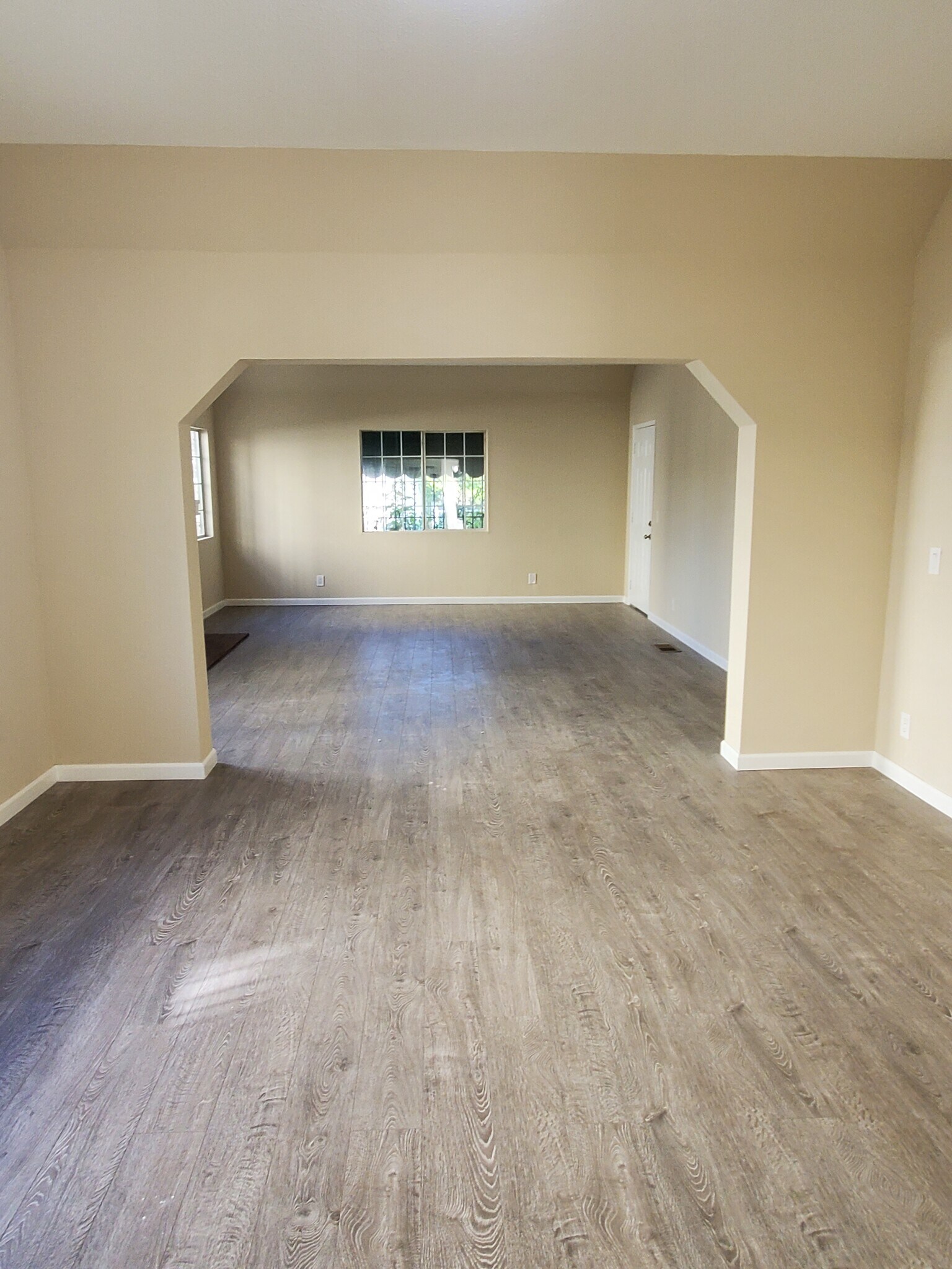 Building Photo - 947 S Sycamore Ave