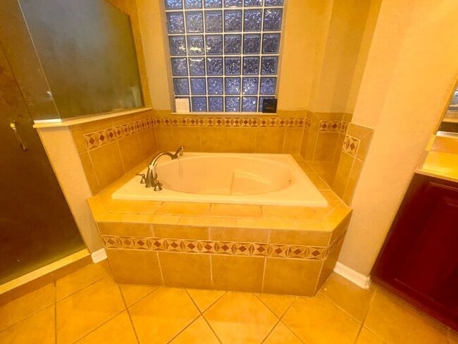 Building Photo - 5 Bedroom 4 Bath East Orlando home in Fountains at Rio Pinar!